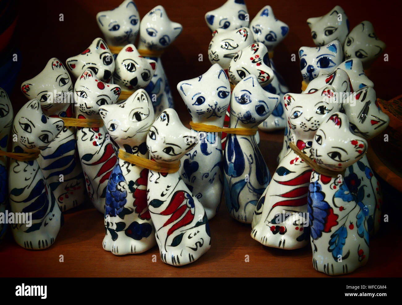 Figurines de chat sur table Banque D'Images