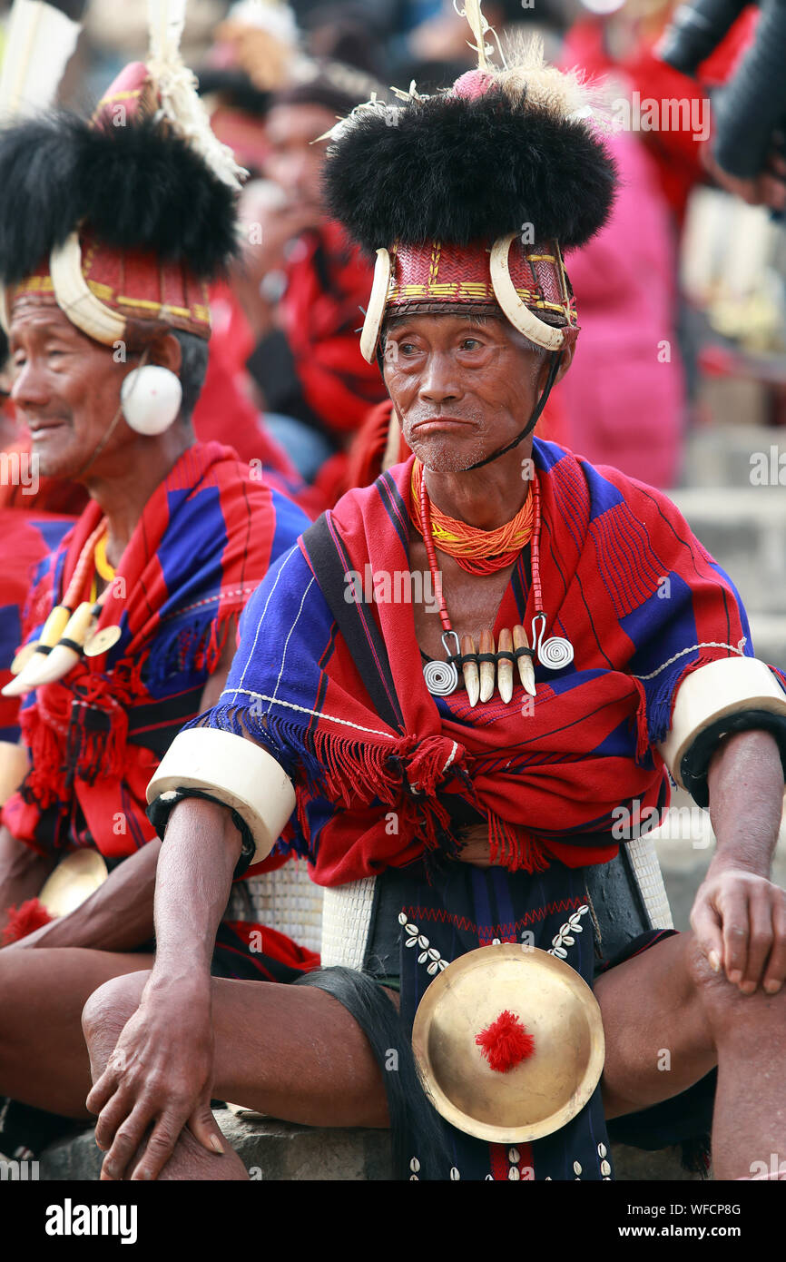 Guerrier de la tribu Konyak attente pour effectuer des danses rituelles à Hornbill Festival. Banque D'Images