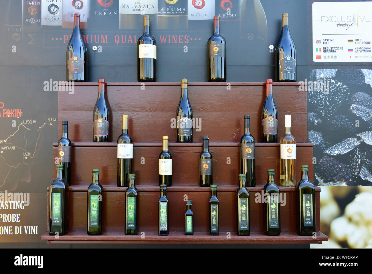 Affichage de la qualité prime régionale vins et huile d'olive de Croatie/ Istria County. Motovun/ Montona, Istrie, Croatie, Europe Banque D'Images