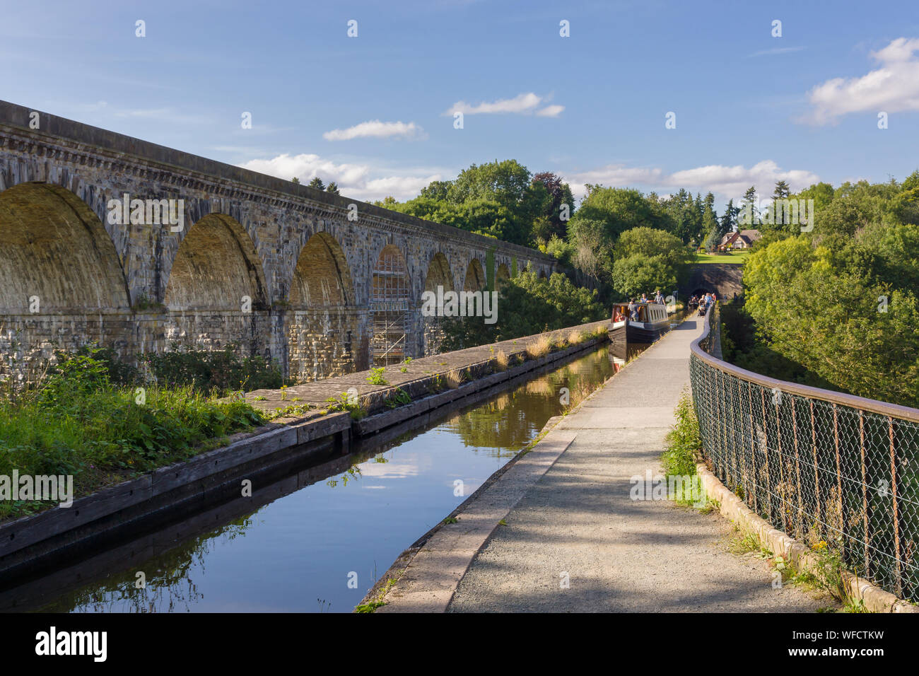 15-04 et les marcheurs traverser l'aqueduc sur le canal de Llangollen construit en 1801 avec le viaduc de chemin de fer et l'entrée du tunnel de Chirk Banque D'Images