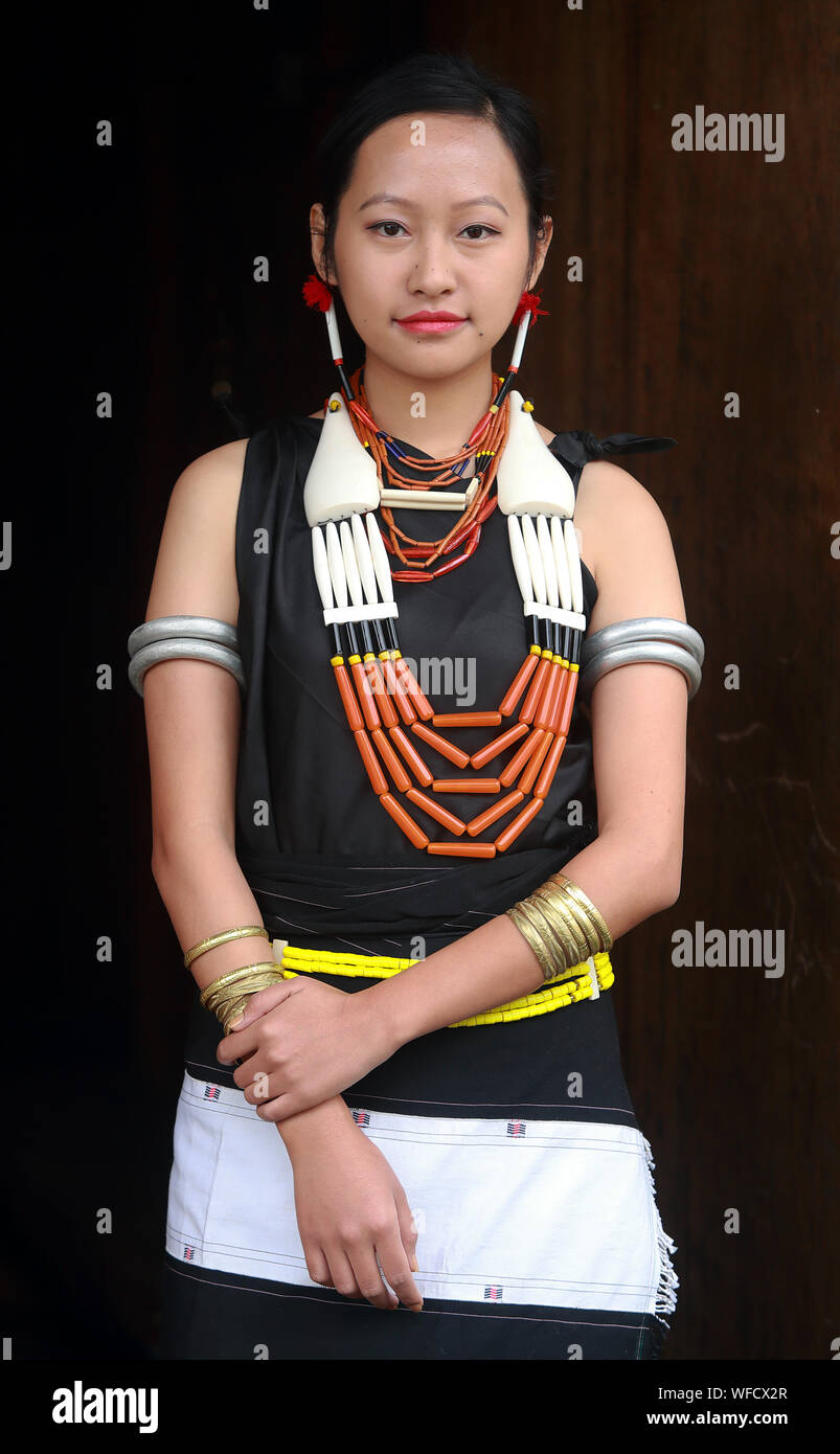 Portrait d'une jeune femme Rengma Tribes au Festival, Nagaland, Calao Inde Banque D'Images