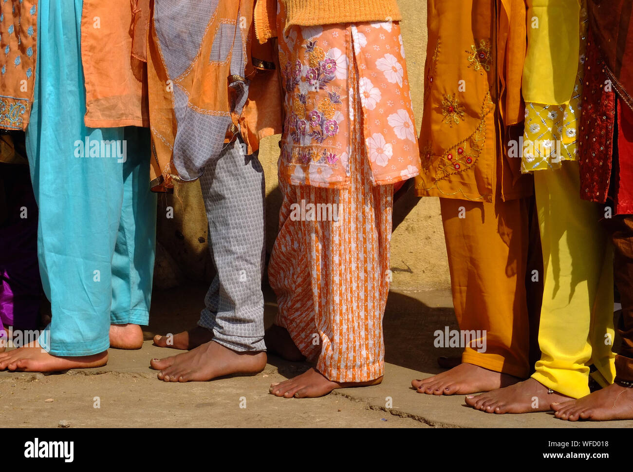 Les filles de l'école indienne pieds nus en attente à un temple à Udipi,  Karnataka, Inde, portant le traditionnel Salwar Kameez - pantalon lâche, et  une longue chemise Photo Stock - Alamy