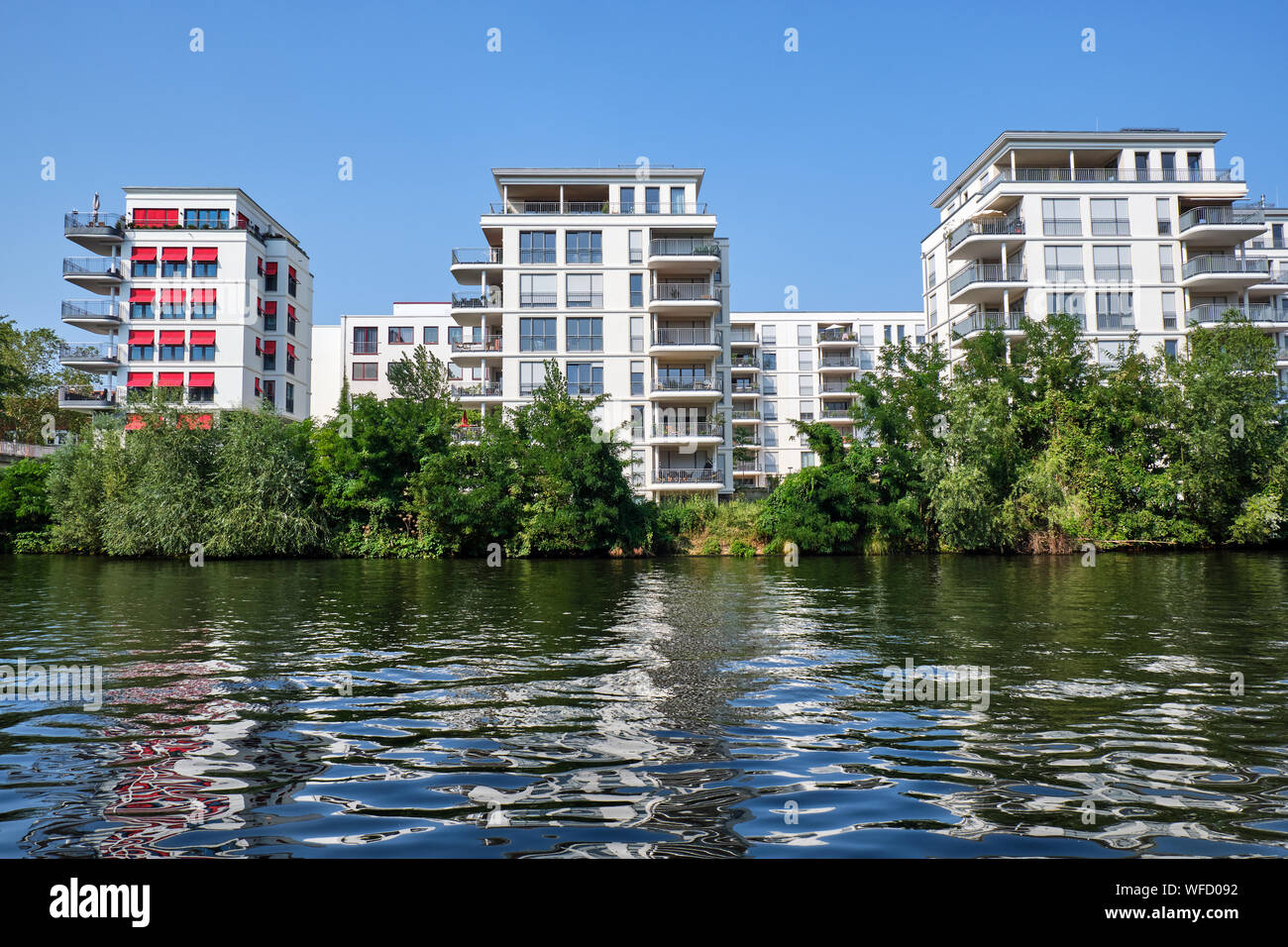 Maisons de vacances moderne à la Spree à Berlin, Allemagne Banque D'Images