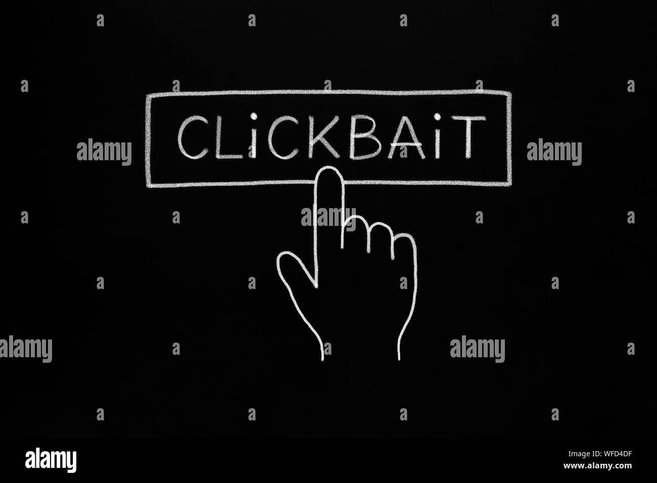 En cliquant sur le bouton curseur main Clickbait appelée concept avec craie blanche sur tableau noir. Banque D'Images