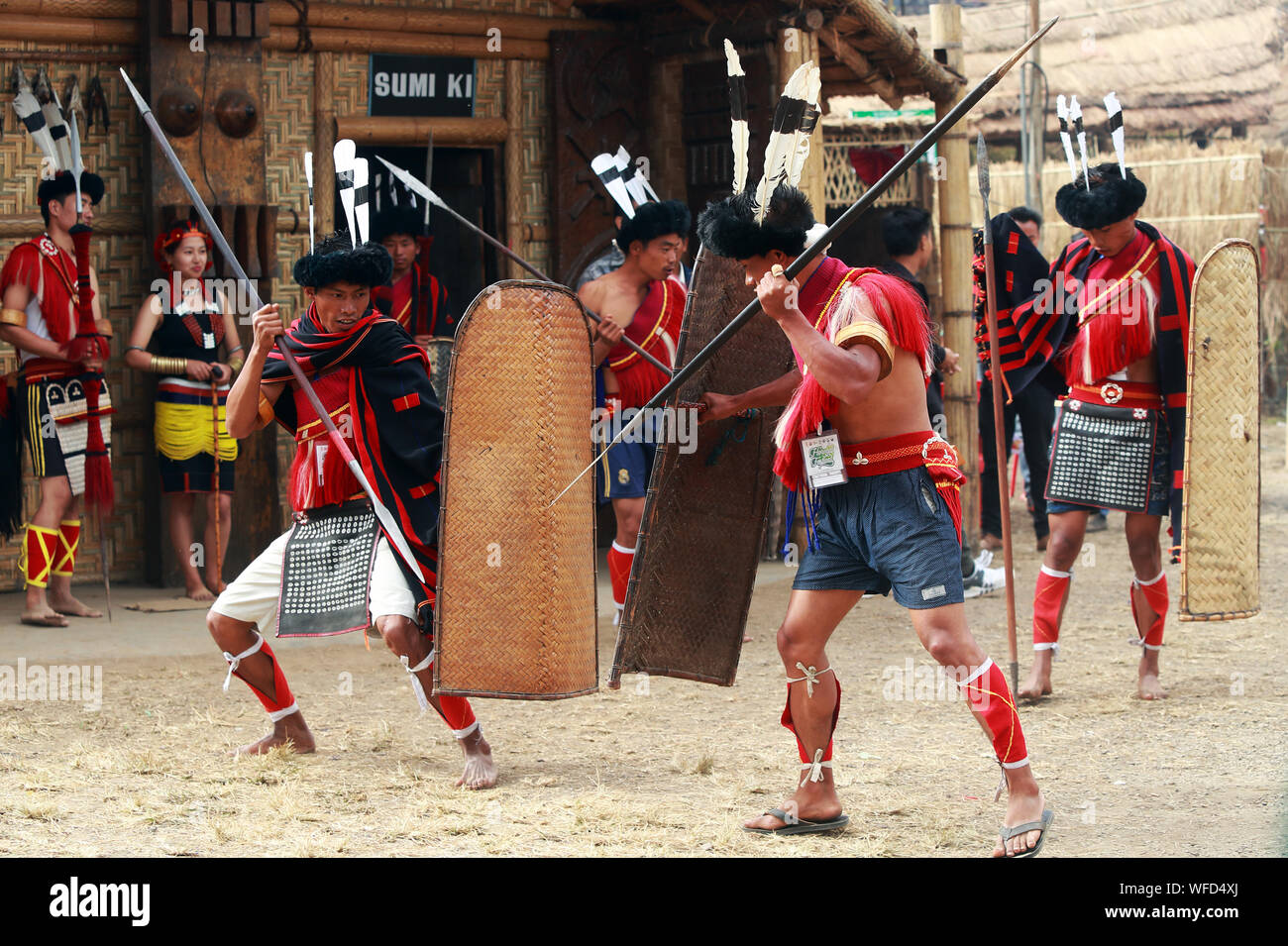 La pratique de leur tribus Sumi ki danse de guerre ( Aphilo Kuwo) pendant le calao festival, Nagaland Banque D'Images