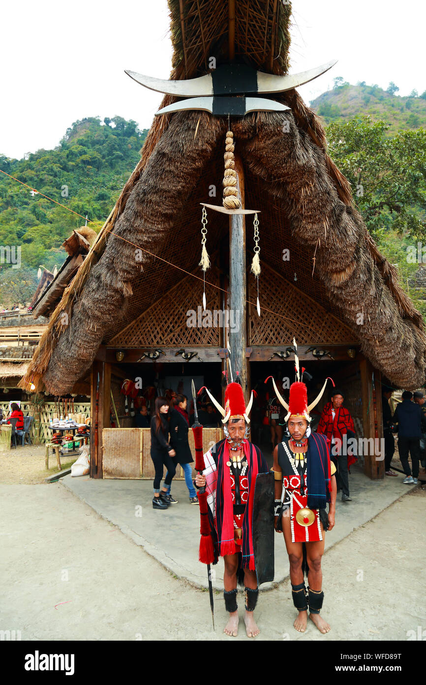 Yimchunger dans leurs tribus traditionnelles aménagées au terrain du festival, Calao, Nagaland Kohima, Inde Banque D'Images