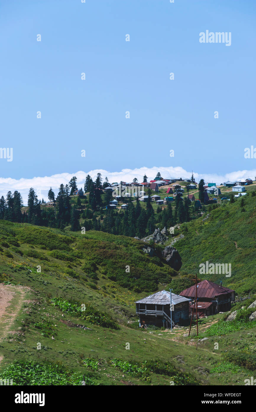 Maisons de village dans une vallée de montagne et au sommet d'une montagne. La Géorgie Banque D'Images Maisons de village dans une vallée de montagne et au sommet d'une montagne. La Géorgie Banque D'Images