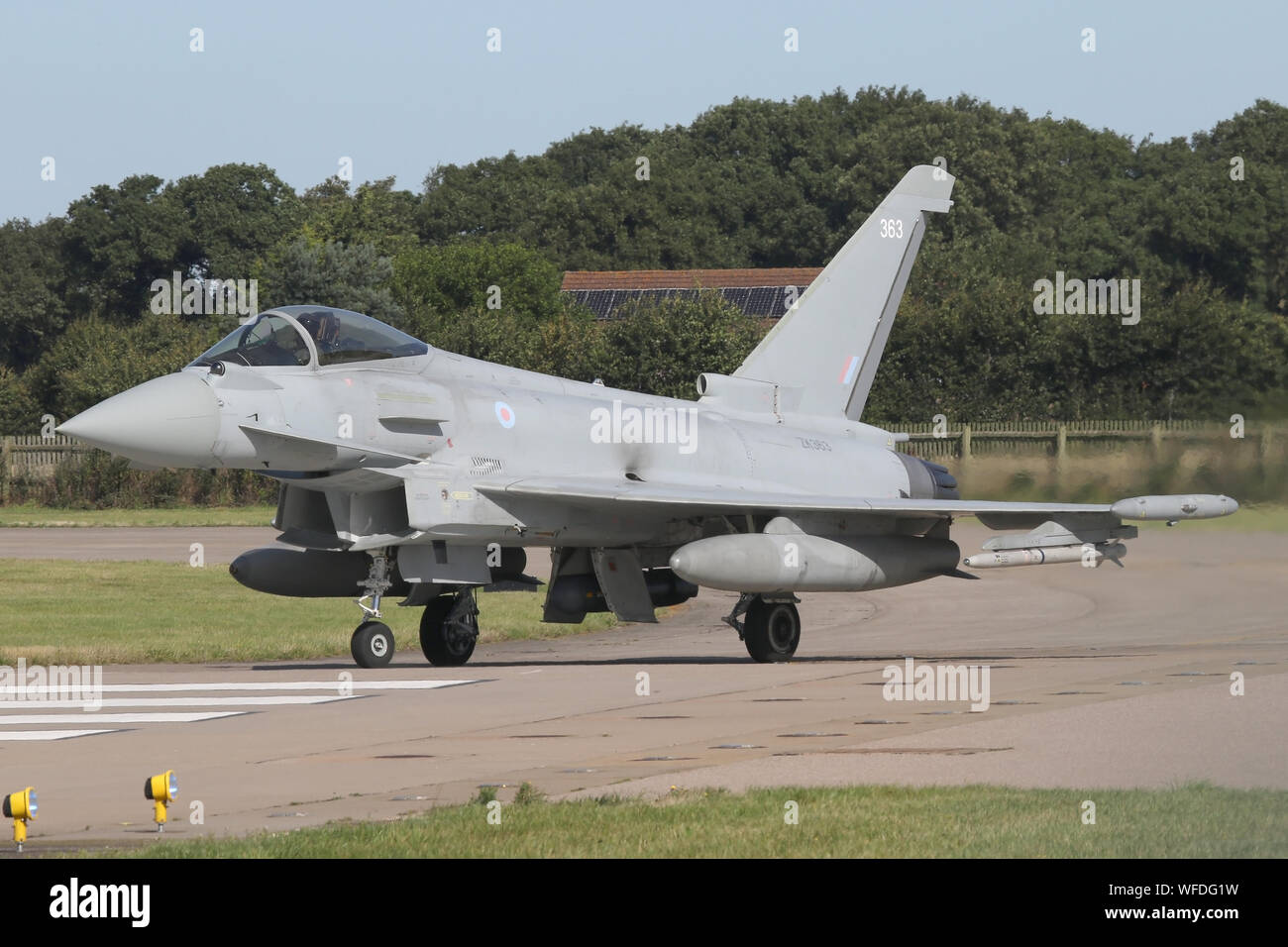 RAF Typhoon le roulage sur la piste à Coningsby avant partir pour une sortie de formation. Banque D'Images
