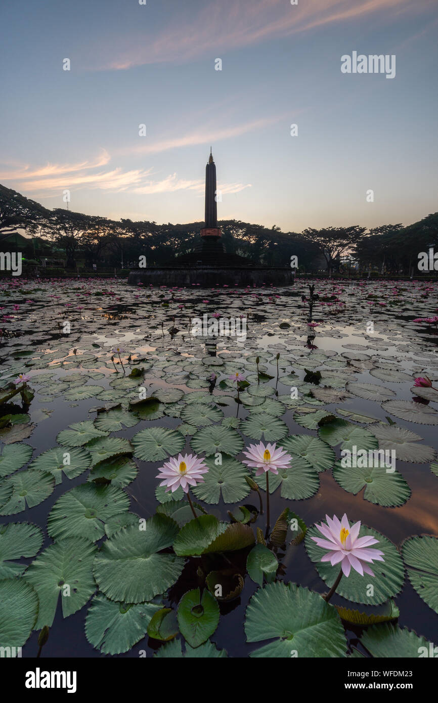 Monumen Balai Kota Tugu Malang Alun Alun situé dans le centre de la ville de Malang est de Java en Indonésie Banque D'Images