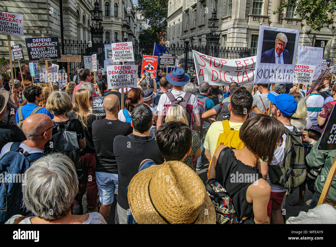 London UK 31-août 2019 Des milliers de personnes se sont réunis en face de Downing Street pour protester contre le projet d'arrêté du parlement par le Premier ministre britannique Boris Johnson.Organized par groupe anti-Brexit une autre Europe est possible, avec d'autres groupes politiques, l'arrêter le coup d'État, défendre la démocratie contre les rassemblements de l'événement ce qu'il appelle Boris Johnson's 'Brexit' agenda.Paul Quezada-Neiman/Alamy Live News Banque D'Images