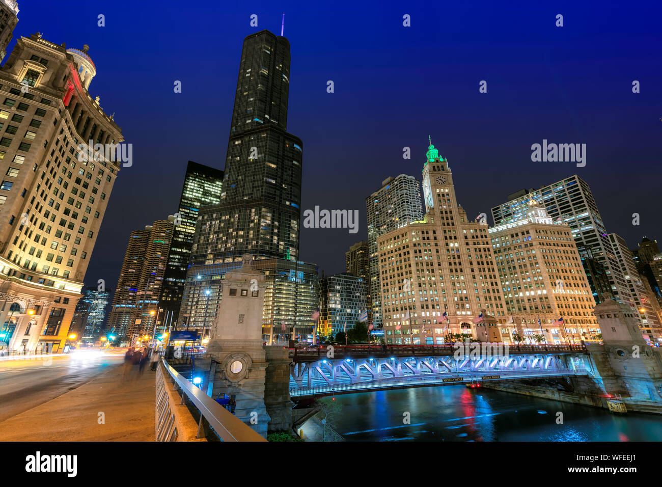 La ville de Chicago de nuit. Banque D'Images