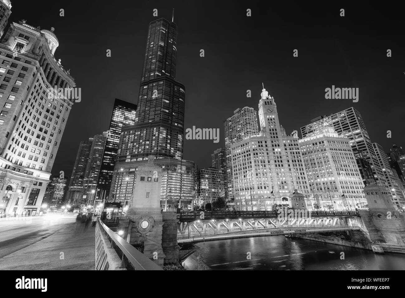 Chicago Ville de nuit, image en noir et blanc. Banque D'Images