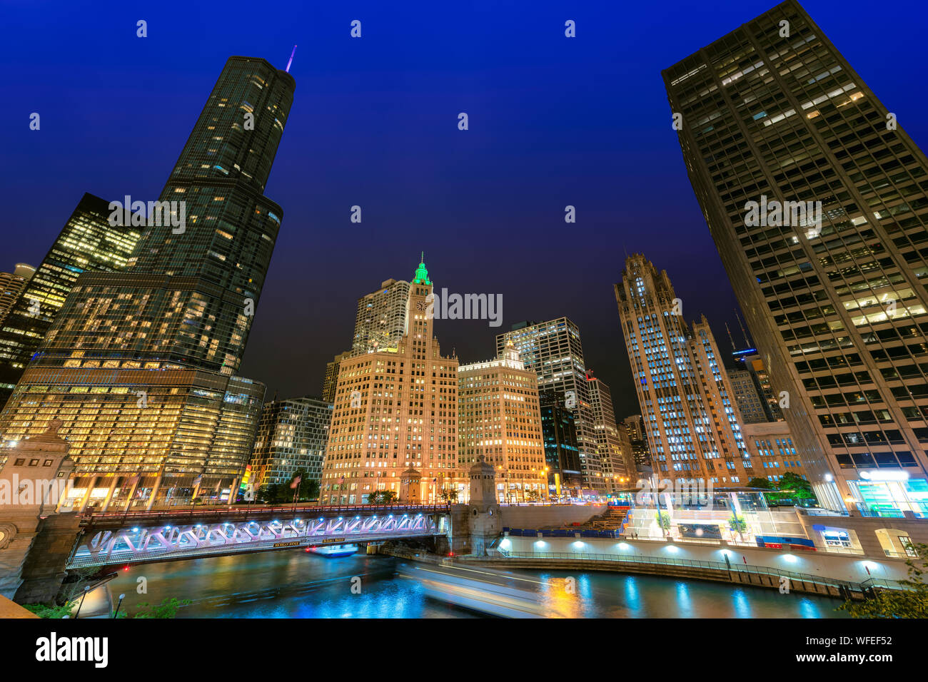La ville de Chicago de nuit. Banque D'Images