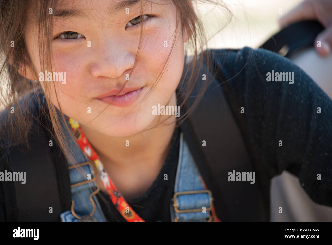 Close-up Portrait Of Smiling pré-adolescente Banque D'Images