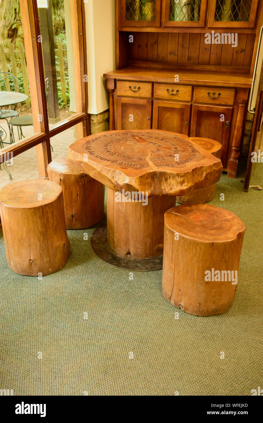Des meubles en bois fabriqués à partir de bois de chêne ici au centre du  Parc National de la forêt de Sherwood, Nottinghamshire, Angleterre Photo  Stock - Alamy