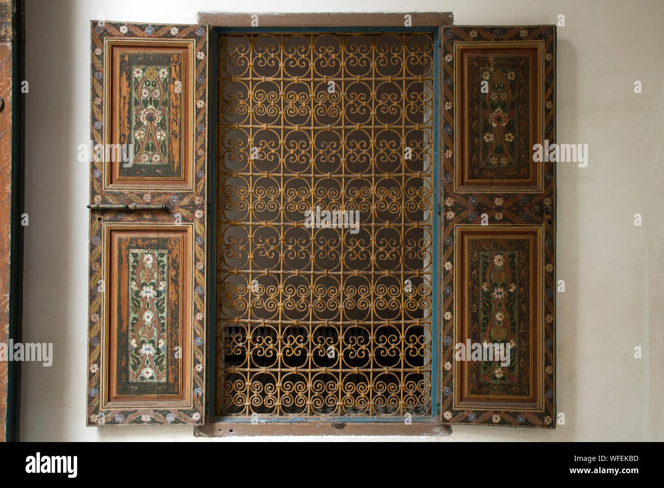 Maroc Marrakech, volets en bois peint fenêtre de cadrage avec grille de métal Banque D'Images