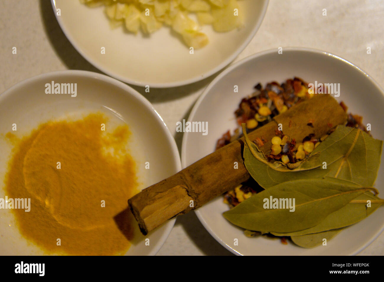 La cuisine des épices du curcuma, Chill, cannelle, feuilles de laurier, l'ail dans des bols Banque D'Images