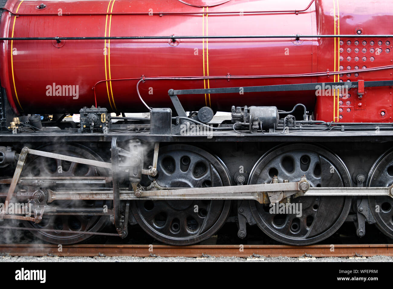 K190 Train à vapeur rouge à l'époque victorienne de la gare de Geelong Victoria Australie Melbourne, piston, les engins et les roues Banque D'Images