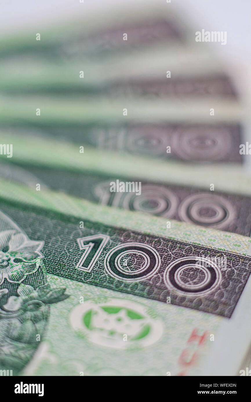Gros plan macro de numéro 100 sur 100 zloty polonais arrenged billets dans la rangée Banque D'Images