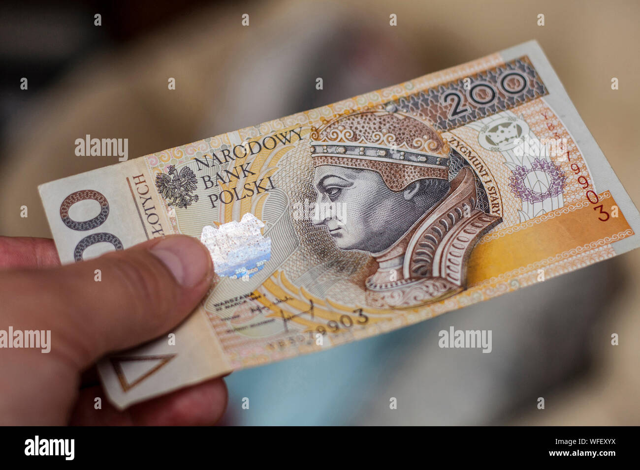 Mans part paie avec deux cent billets polonaise zloty Banque D'Images