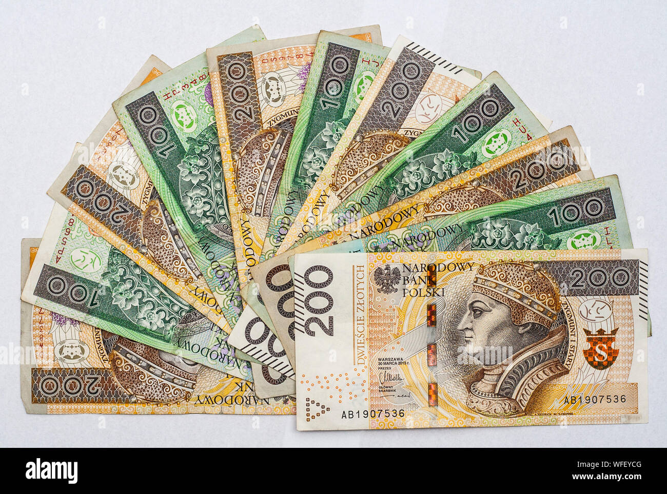 Éventail fait de deux et cent billets polonaise zloty disposées en alternance Banque D'Images