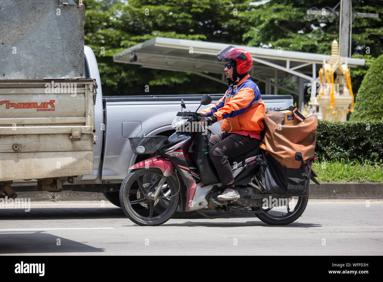 Chiang Mai, Thaïlande - 22 août 2019 : Postman et Motercycle de Thaïlande Post. Photo road no.121 à environ 8 km du centre-ville de Chiang Mai, Thaïlande. Banque D'Images