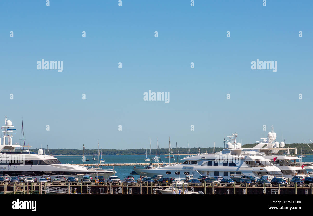 Quai Long à Sag Harbor avec des yachts coûteux Banque D'Images