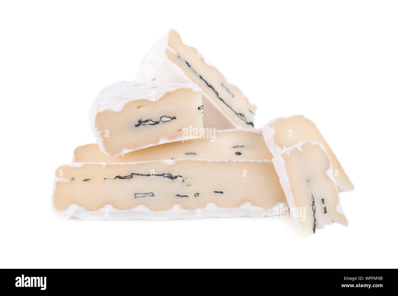 Avec du fromage blanc et bleu de moule. Fromage frais isolé sur fond blanc Banque D'Images