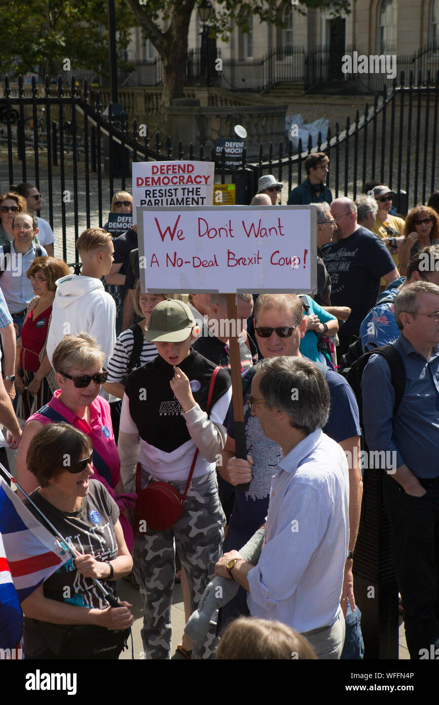 Des milliers de manifestants ont manifesté devant Downing Street, exprimant leur préoccupation de la suspension du Parlement à ce moment critique. Banque D'Images