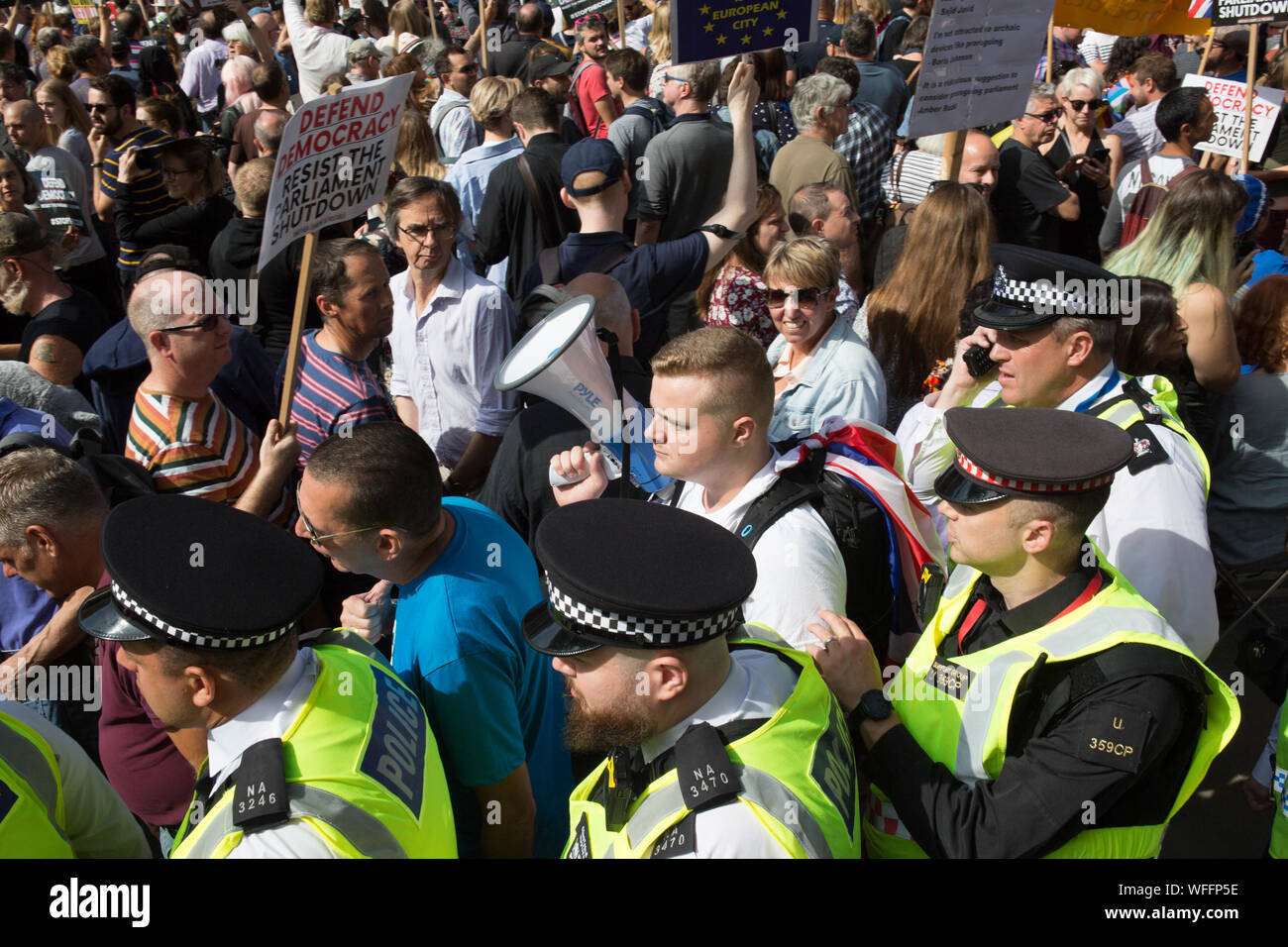 Des milliers de manifestants ont manifesté devant Downing Street, exprimant leur préoccupation de la suspension du Parlement à ce moment critique. Banque D'Images