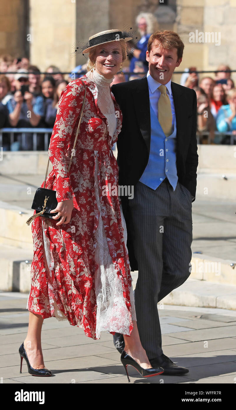 James Blunt et son épouse Sofia Wellesley arrivant à la cathédrale de York pour le mariage de la chanteuse Ellie Goulding à Caspar Jopling. Banque D'Images