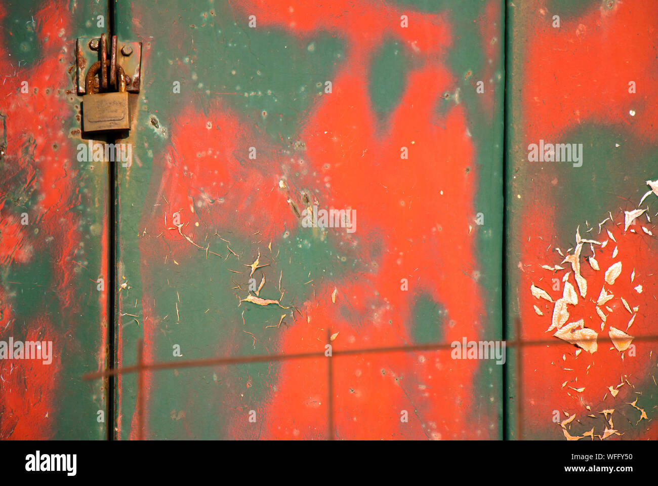 Dynamique altéré vert et rouge en couches de peinture craquelée sur porte métallique avec un casier, un détail d'un vieux véhicule vintage background Banque D'Images