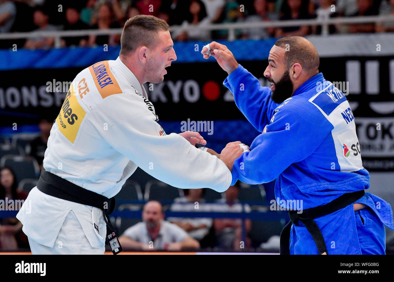 Tokyo, Japon. Août 31, 2019. Le judoka poids lourd Tchèque Lukas Krpalek (à  gauche) en action au cours de la catégorie hommes 100 match contre Roy  Meyer des Pays-Bas au Championnat du