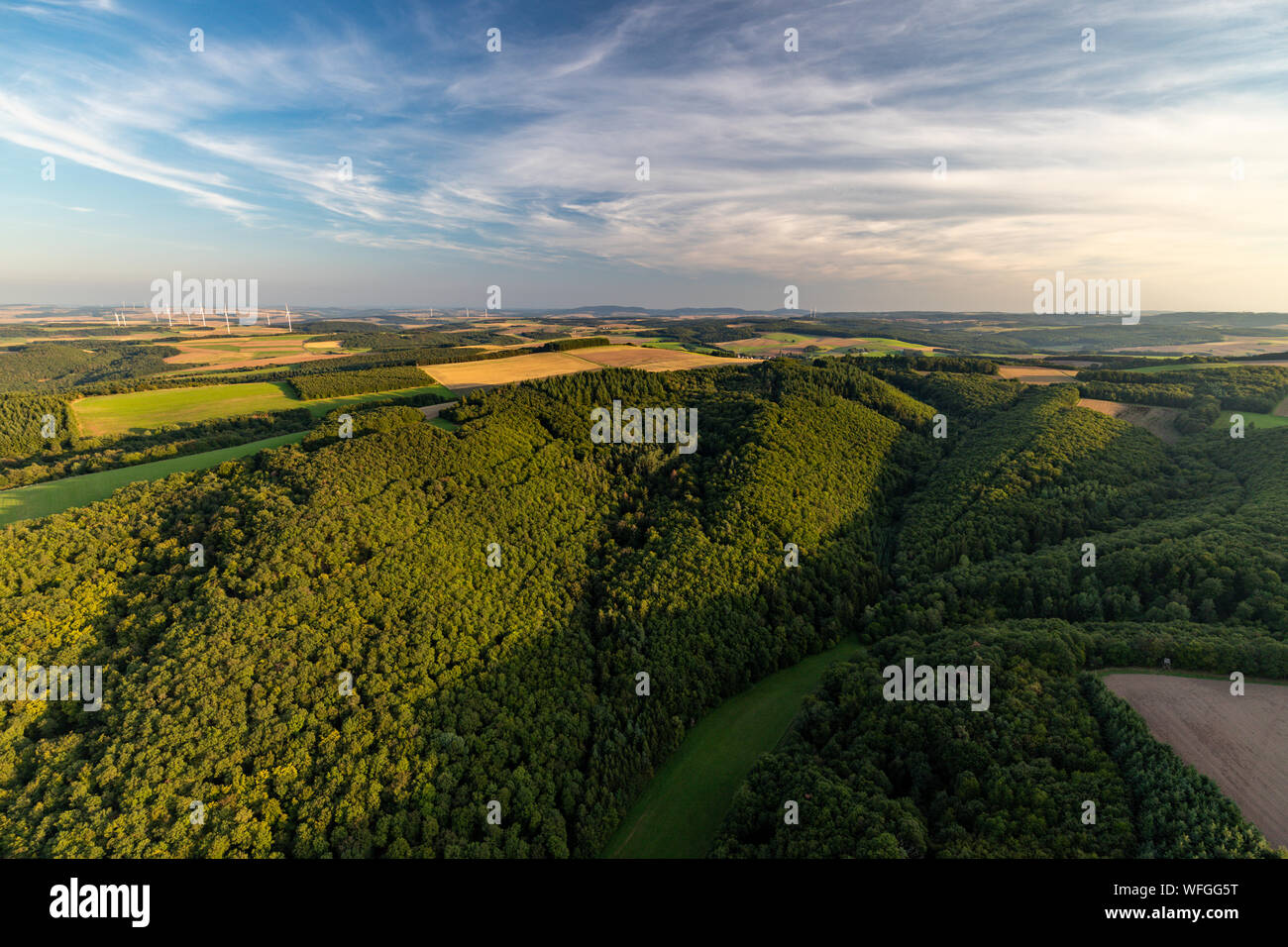 Vue aérienne d'un paysage en Allemagne, Rheinland-pfalz près de Bad Sobernheim avec arbres, prairie, terres agricoles, Forêts, collines, montagnes Banque D'Images
