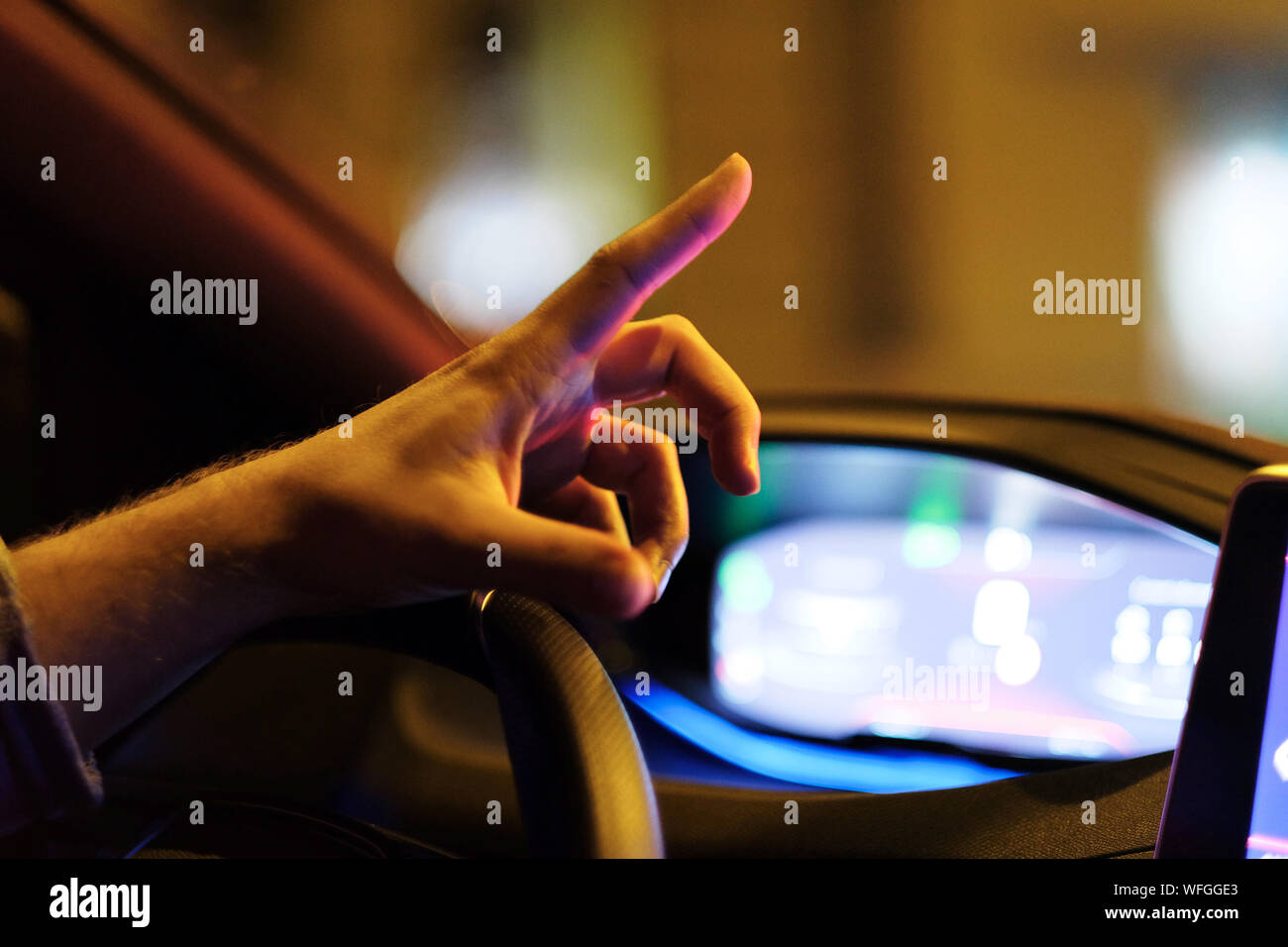 La main du conducteur sur le volant à l'intérieur de la voiture Banque D'Images