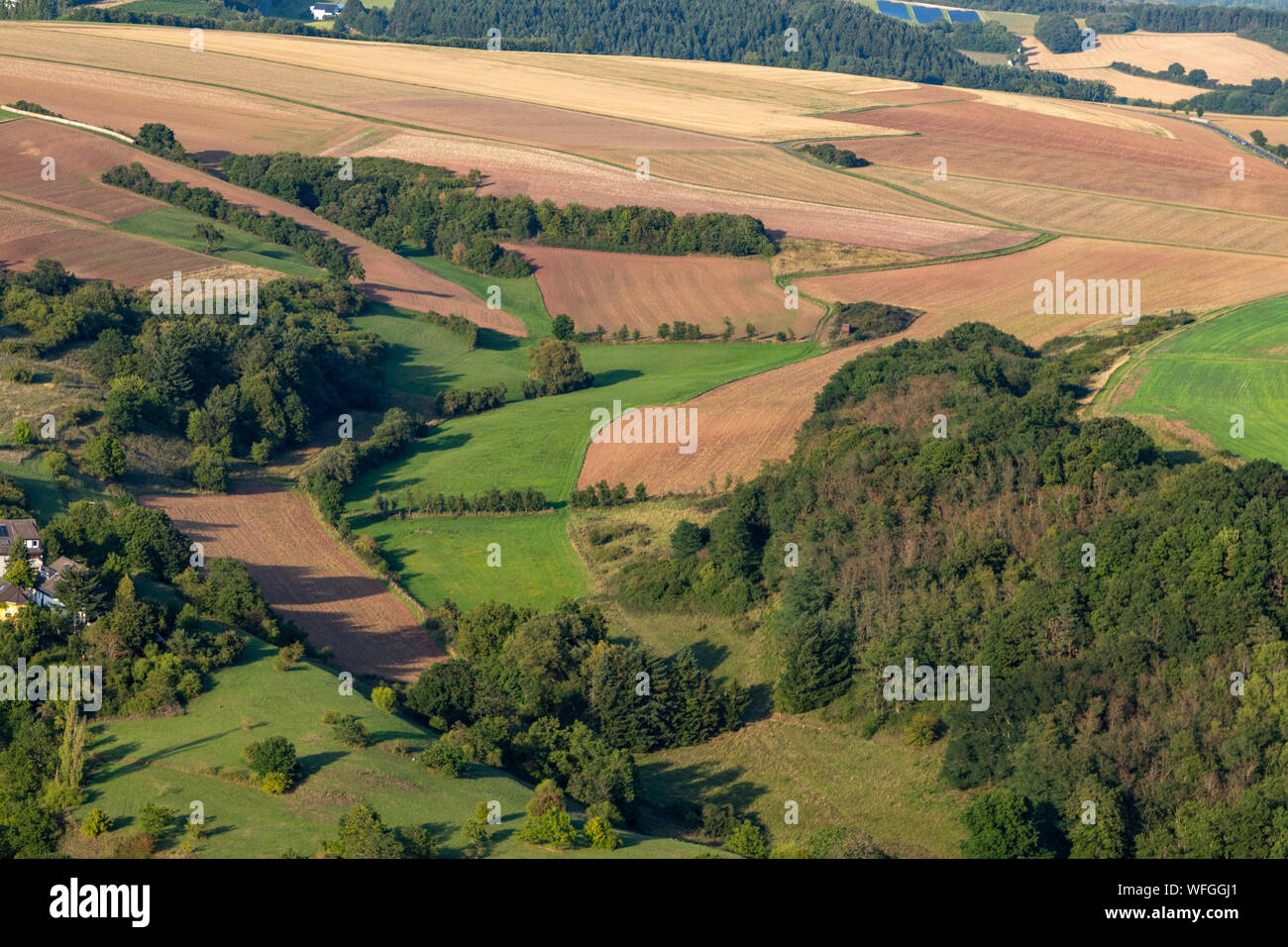 Vue aérienne d'un paysage en Allemagne, Rheinland-pfalz près de Bad Sobernheim avec arbres, prairie, terres agricoles, Forêts, collines, montagnes Banque D'Images