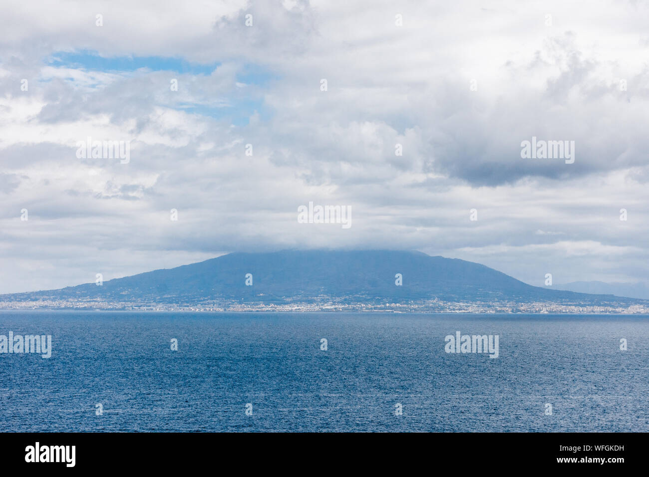 Italie, Sorrento, vue de la splendide mer bleue. Banque D'Images