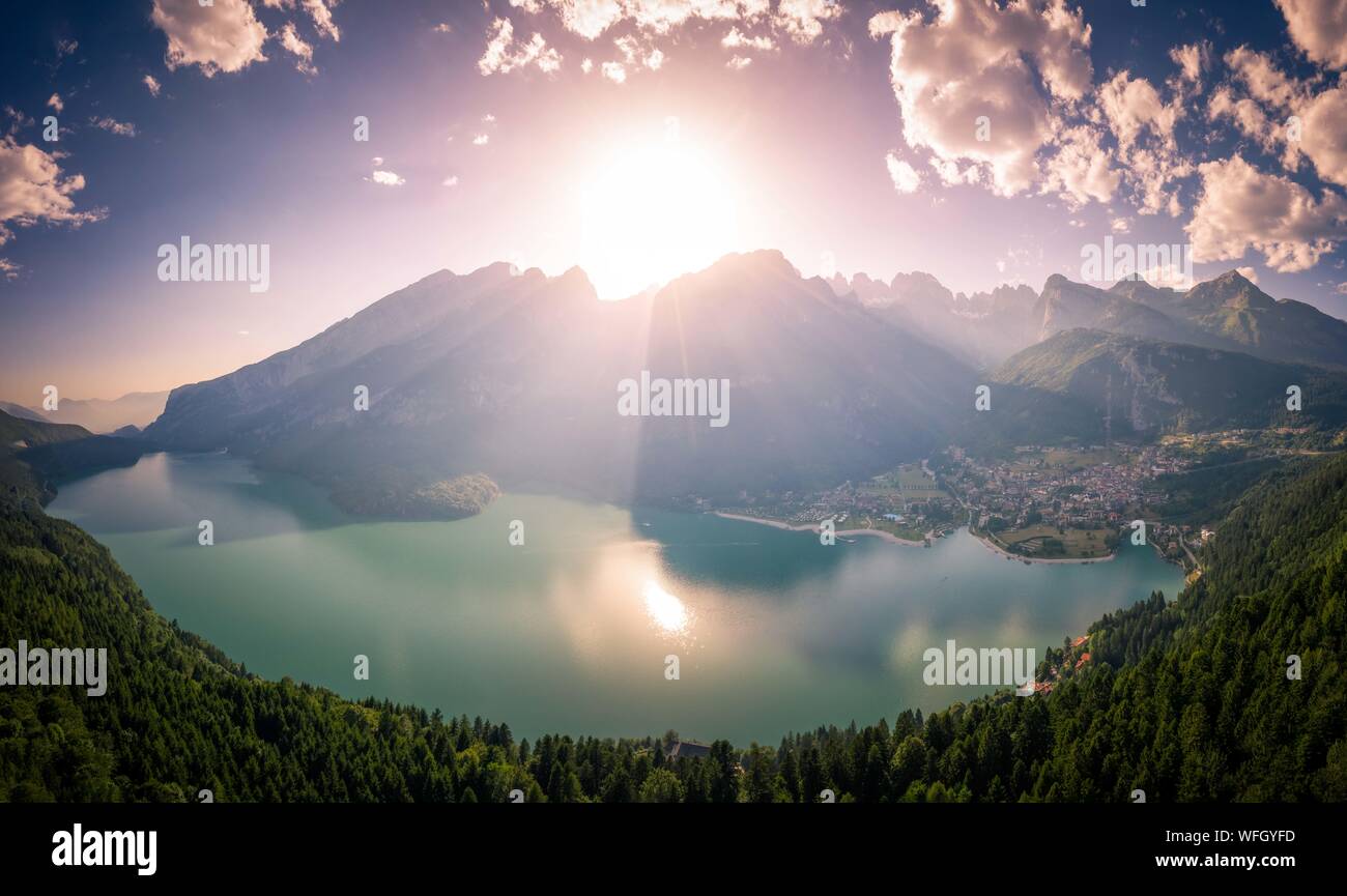 Vue aérienne du Lac de Molveno, Molveno, Trentino, Trento, Italie Banque D'Images