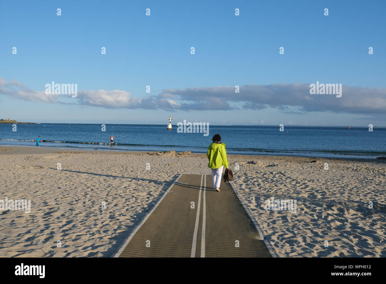 Femme marche sur plage de Quiberon, Bretagne, France Banque D'Images