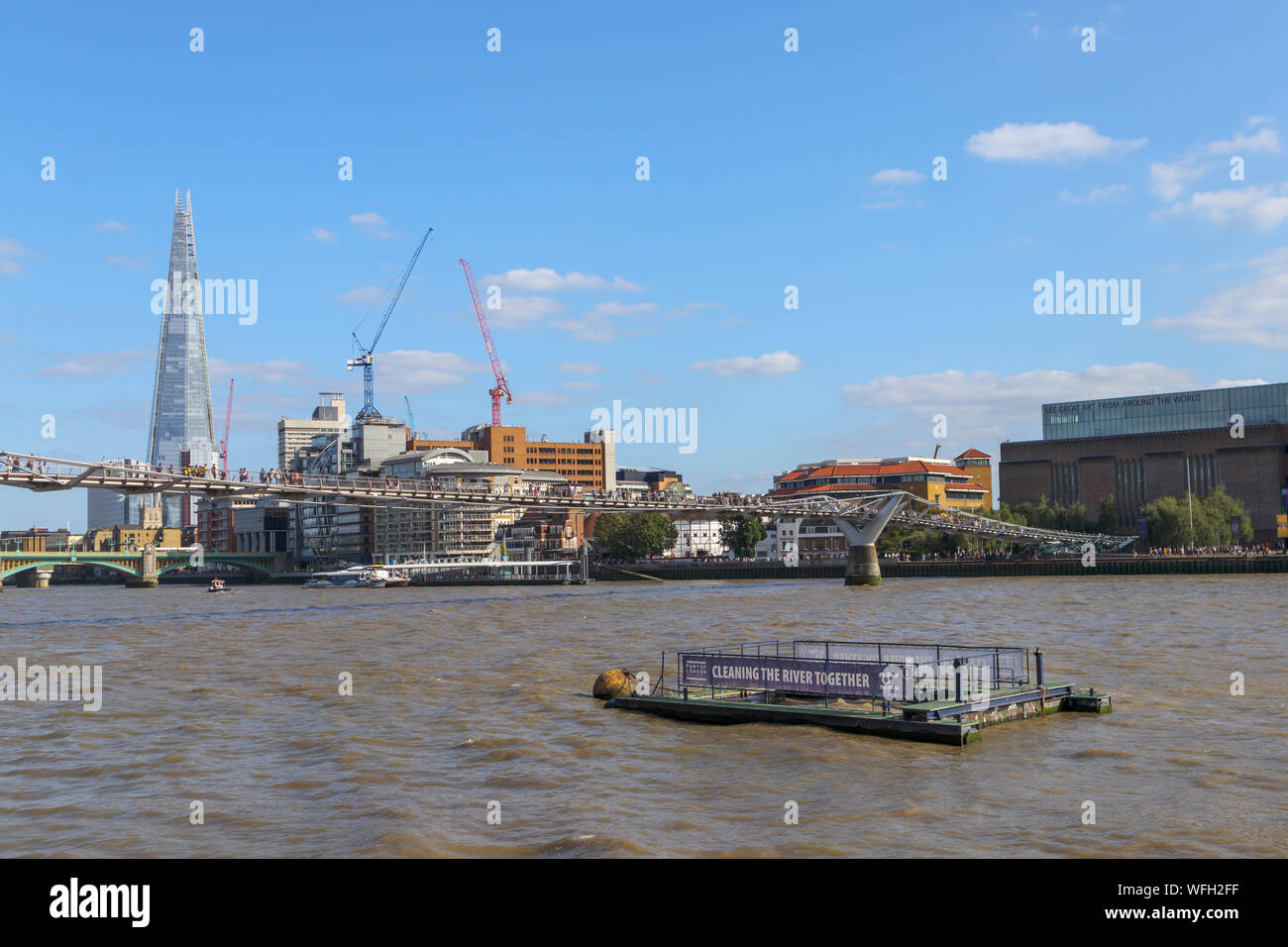 Voir à partir de la Tamise à pied sur la rive nord de l'autre côté de la Tamise sur le pont du Millénaire pour le fragment et le South Bank, Londres SE1 Banque D'Images