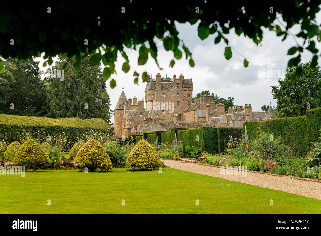 Glamis Castle est situé à côté du village de Glamis à Angus (Écosse). La maison du Comte et comtesse de Strathmore et Kinghorne, est ouvert à la Banque D'Images