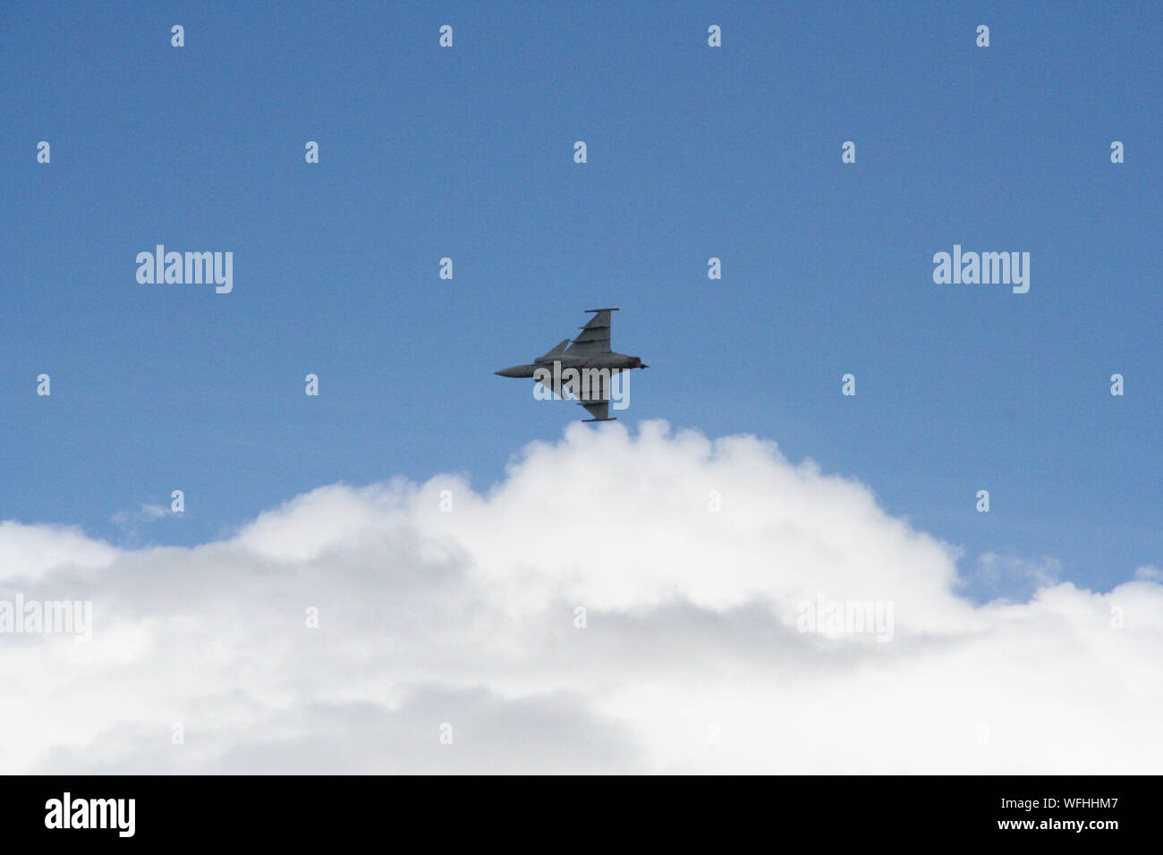 Low Angle View of Fighter Plane flying in Sky Banque D'Images