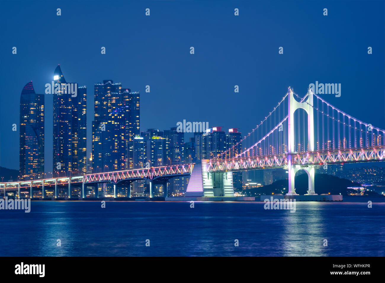 Pont Gwangan et gratte-ciel dans la nuit. Busan, Corée du Sud Banque D'Images
