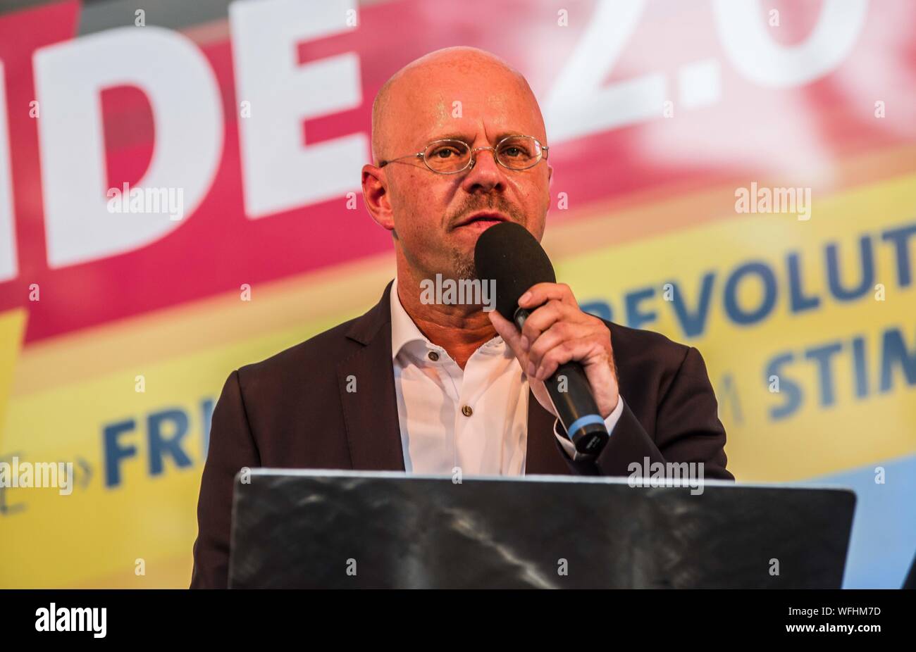 Koenigs Wusterhausen, Brandenburg, Allemagne. 30 août 2019, Koenigs Wusterhausen, Brandebourg, Allemagne : ANDREAS GABLENZ de l'Alternative pour l'Allemagne dans le Brandebourg. Gablenz a récemment été divulgation comme ayant participé à une manifestation néonazie à Athènes avec 13 autres néonazis. Ceci s'ajoute à une liste de liens vers les milieux néonazis, qui semble faire aucune différence pour les électeurs de l'AfD. Dans le but d'être le parti le plus fort dans l'Est de l'état de Brandebourg, Allemagne, l'AfD a tenu une élection Wahlparty (fête) à Koenigs Wusterhausen. En présence de personnalités comme Andreas Gablenz, qui a récemment été divulgation avec Cred Banque D'Images