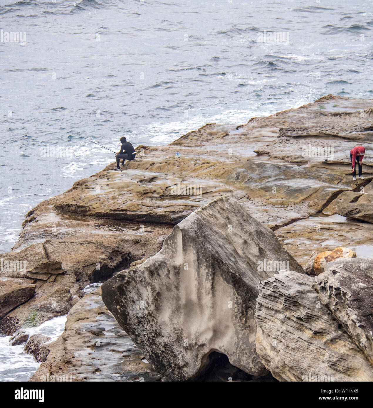 Deux hommes de la pêche rock rocks à Manly Pointe Sydney NSW Australie. Banque D'Images