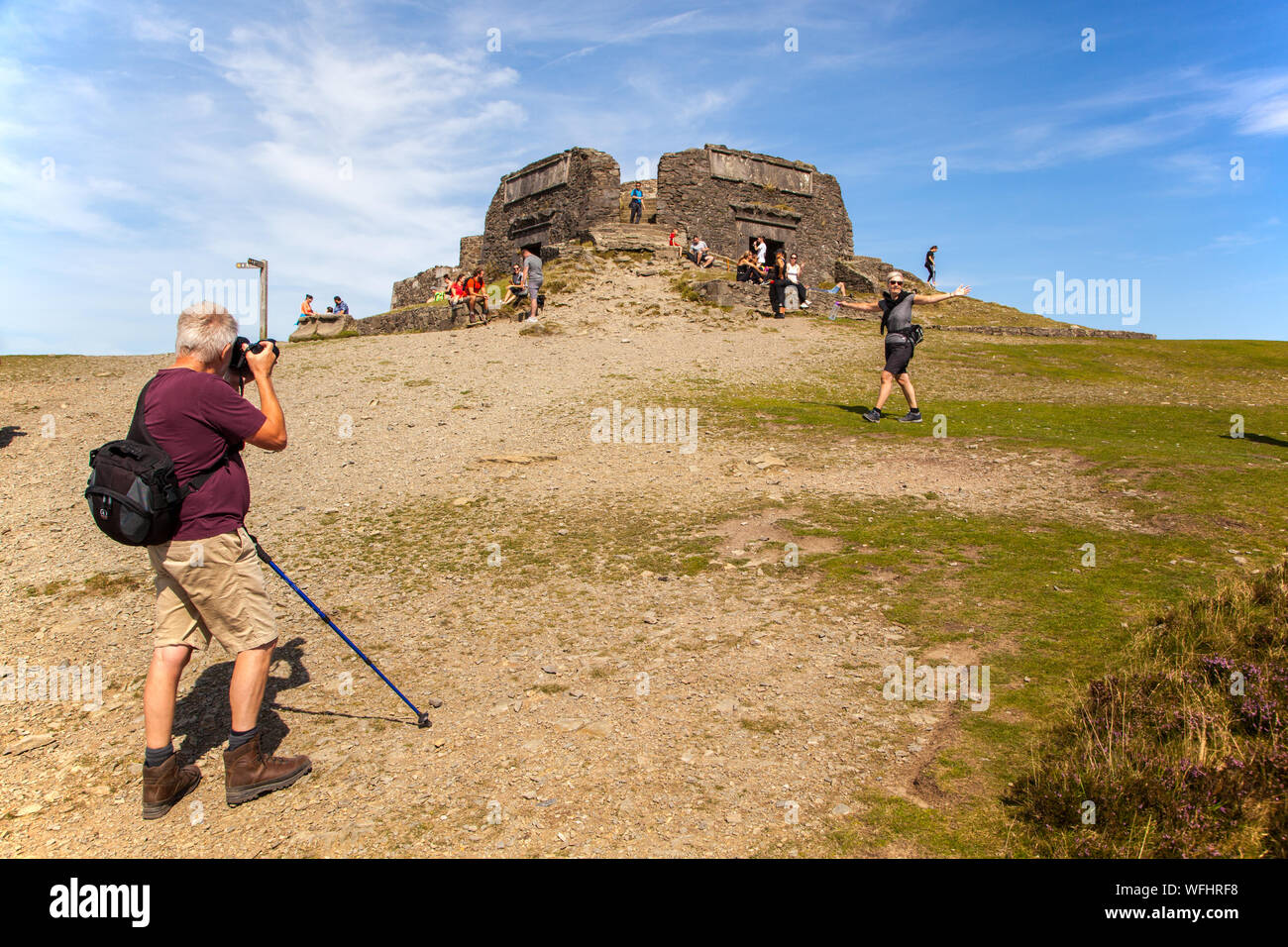 Hommes Femmes Enfants et familles dans le Nord du Pays de Galles Clwydian Hills près de la tour Jubliee sur le sommet de la Moel Famau mountain Banque D'Images
