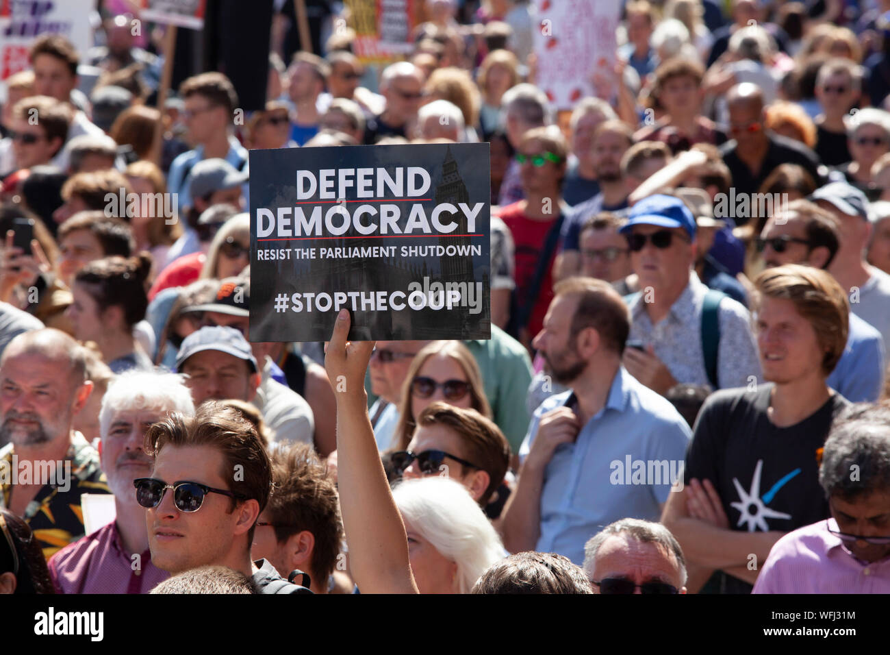 Des dizaines de milliers de manifestants pro-démocratie s'est avéré à Downing Street, Whitehall remplissage de la place du Parlement à Trafalgar Square, pour protester contre le projet de prorogation du Parlement et d'un Brexit No-Deal possible. Banque D'Images