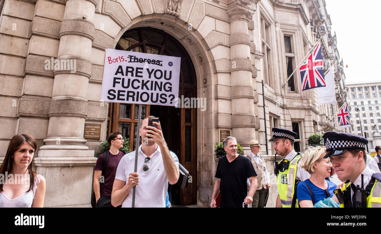 Des milliers de manifestants au 'Stop le coup d'État, défendre la démocratie' protestation devant Downing Street, Londres, Royaume-Uni, 31 août 2019 Banque D'Images