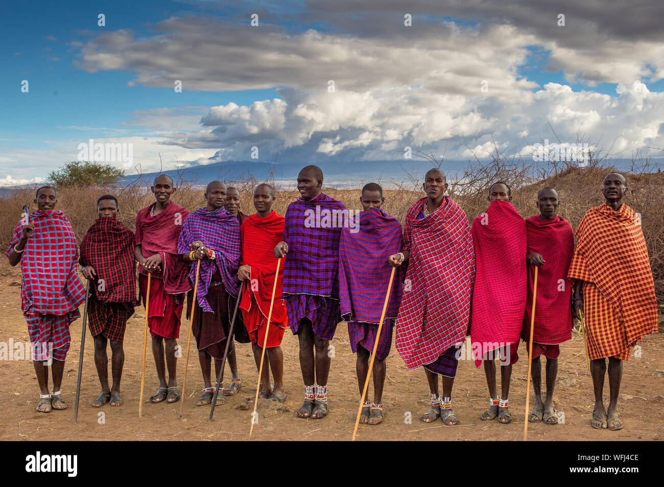 La tribu Masai la danse traditionnelle, le Parc national Amboseli, Kenya, Africa Banque D'Images