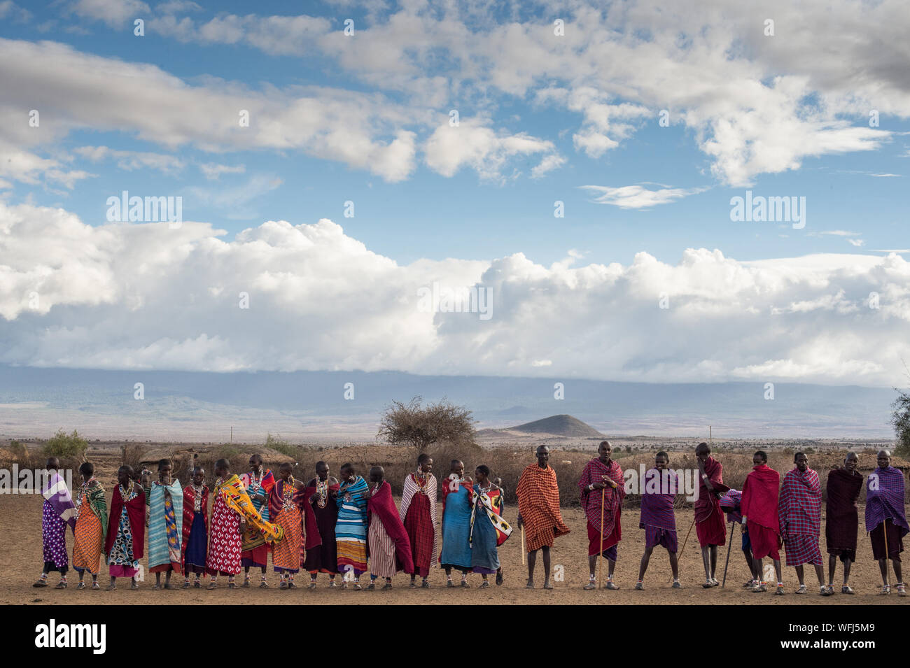 La tribu Masai la danse traditionnelle, le Parc national Amboseli, Kenya, Africa Banque D'Images